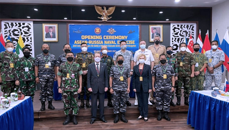 Pangkoarmada I Laksda TNI Arsyad Abdullah, S.E.,M.A.P., (tengah) bersama tamu undangan lainnya pada upacara pembukaan ARNEX. (FOTO: Dok. Kemhan)