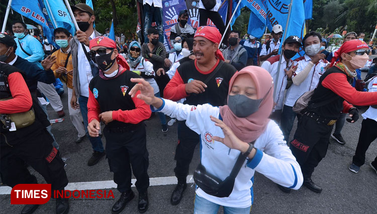 Demo buruh di depan Gedung Negara Grahadi, Selasa (30/11/2021). (Foto: Khusnul Hasana/TIMES Indonesia)