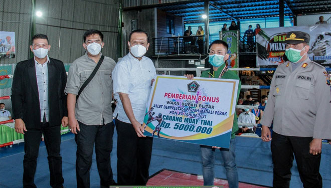 Wakil Bupati Blitar Berikan Bonus Atlet Muaythai Peraih Medali Perak PON XX