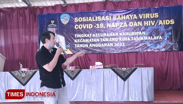 Pengelola Program Komisi Penanggulangan HIV/AIDS (KPA) Kota Tasikmalaya  Wawan Wardiana memberikan sosialisasi penanganan dan pencegahan HIV/AIDS kepada warga Kelurahan Kahuripan beberapa hari yang lalu (FOTO: Harniwan Obech/TIMES Indonesia)