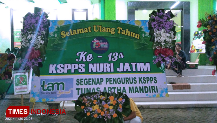 Halaman kantor pusat KSPPS NURI Jatim Desa Plakpak, Kebupaten Pamekasan dibanjiri karangan bunga. (Foto: Akhmad Syafi'i/TIMES Indonesia)