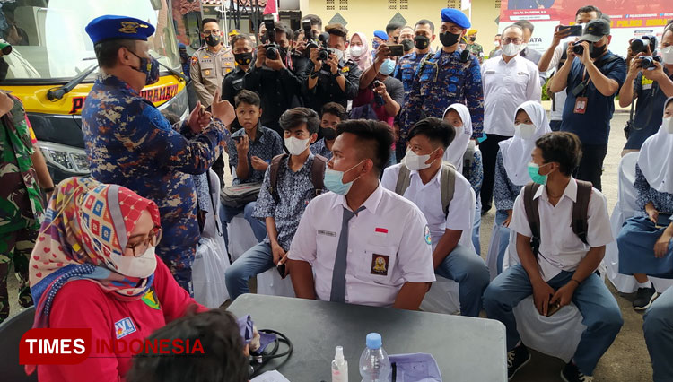 Kapolda Jawa Barat Irjen Pol Suntana saat memberikan motivasi kepada siswa yang mengikuti vaksinasi di Polres Indramayu.(Foto: Muhamad Jupri/TIMES Indonesia)