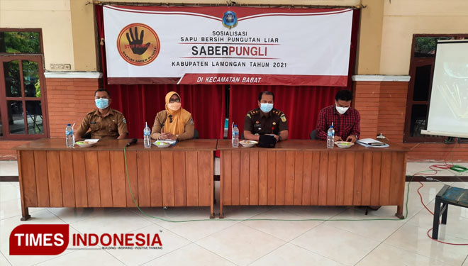 Kasi Pidsus Kejari Lamongan Muhammad Subhan didampingi Kanit 3 Polres Lamongan Iptu M Yusuf dan Inspektorat Daerah Lamongan Yayuk saat memberikan materi sosialisasi pungli dan tindak pidana korupsi kepada Kades se-Kecamatan Babat, Selasa (30/11/2021)
