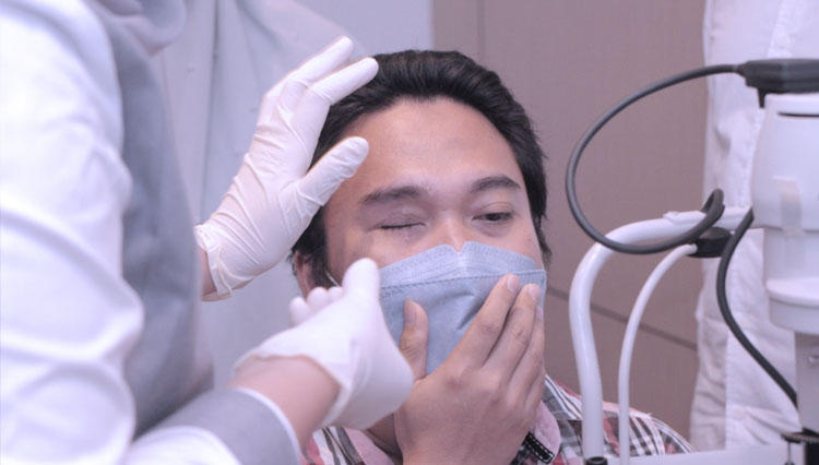 Disaksikan Wali Kota Surabaya, National Eye Center Donasikan Mata Palsu hingga Kacamata