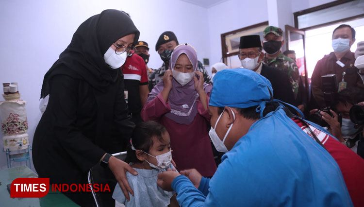Bupati Banyuwangi Ipuk Fiestiandani Azwar Anas saat meninjau pelaksanaan operasi katarak gratis (Foto: Rizki Alfian/TIMESIndonesia)