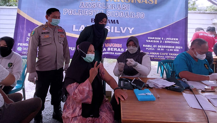 Gelaran vaksinasi yang digelar Polresta Sidoarjo bersama Penyanyi Lara Silvy (Foto: Humas Polresta Sidoarjo for TIMES Indonesia)