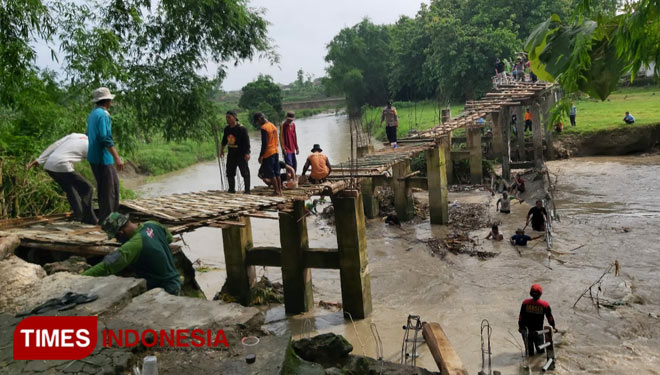 Jembatan Utama Ambruk, Warga di Lamongan Gotong Royong Bangun Jembatan Darurat