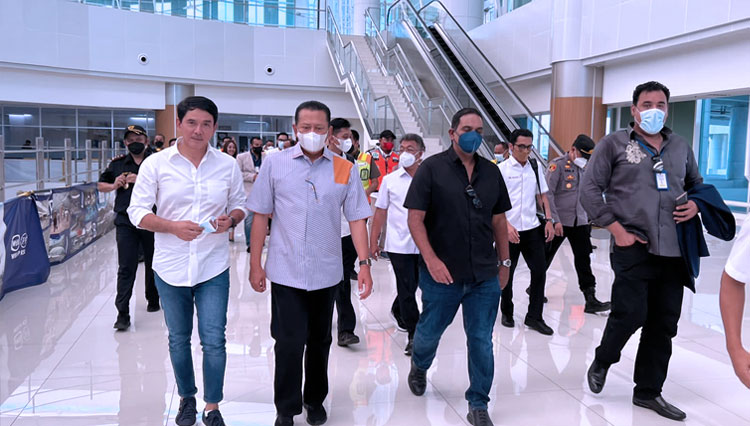 Ketua MPR RI Bambang Soesatyo saat kunjungan kerja dan bertemu managemen Bandara Internasional Kertajati, di Kantor Managemen, Majalengka, Kamis (2/12/2021). (FOTO: Dok MPR RI) 