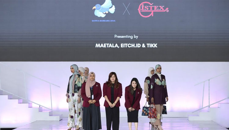 Fashion show karya mahasiswa Fashion Product Design and Business Universitas Ciputra Surabaya kolaborasi dengan PT. Gistex dan PT. Satria Bandung Jaya di JMFW 2021. (FOTO: AJP TIMES Indonesia)