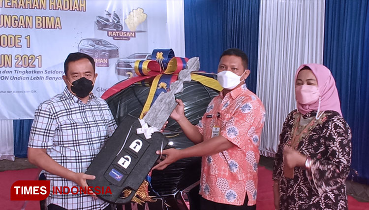 Galuh Suryanto menerima hadiah mobil Mitsubishi Xpander dari Bupati Cilacap dan Pimpinan Cabang Bank Jateng Cilacap. (FOTO: Estanto Prima Yuniarto/ TIMES Indonesia)