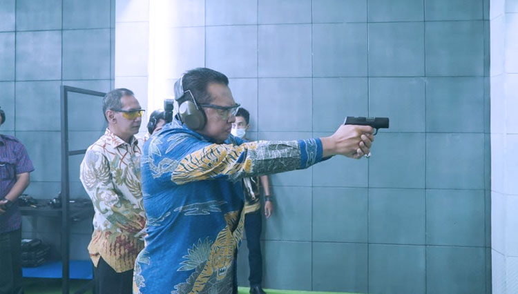 Ketua MPR RI Bambang Soesatyo menembakkan pistol usai peresmian Indoor Shooting Range FASAR (Fajar Semesta Abadi Raya), di Jakarta, Kamis (2/12/2021). (FOTO: Dok. MPR RI).