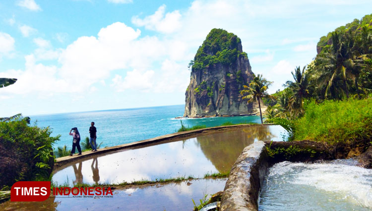 The panoramic view of Pangasan Beach Pacitan.  (Photo: Yusuf/TIMES Indonesia)