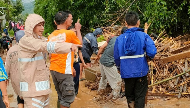 Padahal Cuti, Perwira Polisi Ini Pilih Bantu Korban Banjir Bandang di Garut