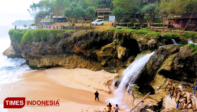 Beautiful browny sand vast stretched along the beach will surely tickle your feet  (Photo: Yusuf Arifai/TIMES Indonesia)