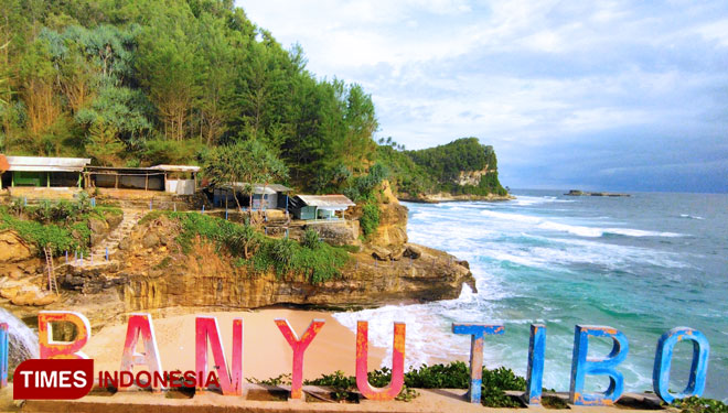 Pantai Banyu Tibo Pacitan yang khas dengan air terjunnya. (foto: Yusuf Arifai)