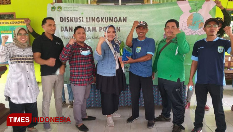 Civitas Fikes Unisla menerima penyerahan secara simbolis bibit pohon dari Dinas Lingkungan Hidup (DLH) Kabupaten Lamongan ke Sekretaris Desa Blawirejo, Kecamatan Kedungpring, Kabupaten Lamongan, Kamis, (2/12/2021). (Foto: Ja’far Shodiq (CR-161)/AJP TIMESI