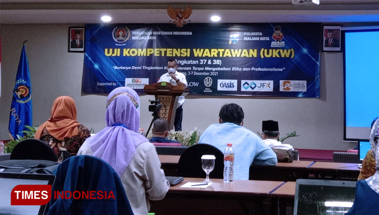 Ketua PWI Jatim, Lutfil Hakim, saat menghadiri pembukaan UKW yang digelar oleh PWI Malang Raya di Hotel Savana. (FOTO: Naufal Ardiansyah/TIMES Indonesia) 