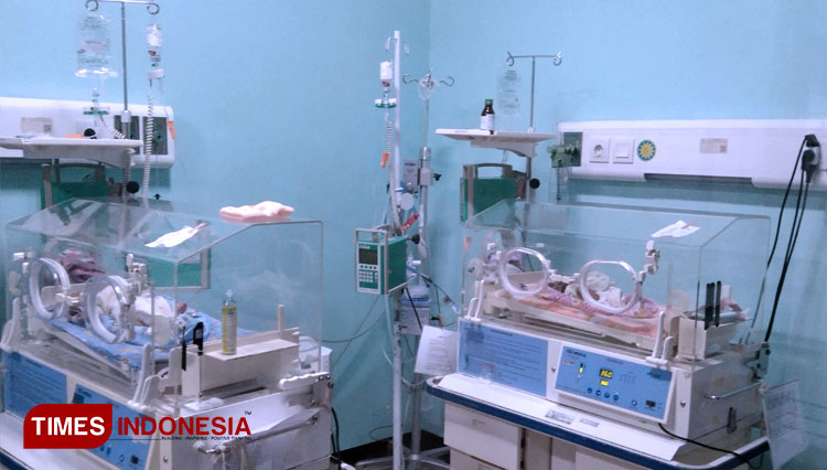 RSI-PKU-Muhammadiyah-sedang-mengecek-kondisi-salah-satu-bayi-kembar-3.jpg