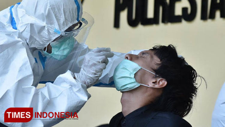 Petugas saat melakukan pemeriksaan Transcription Polymerase Chain Reaction (PCR). (FOTO: Dok TIMES Indonesia)