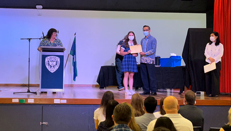 Atdikbud RI Canberra Beri Penghargaan Siswa Melrose High School Australia