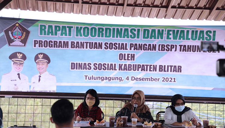 Plt Kepala Dinsos Kabupaten Blitar Tuti Komaryati memimpin Rapat Koordinasi dan Evaluasi Program BSP tahun 2021 di Dendy Sky View, Kabupaten Tulungagung, Sabtu (4/11/2021).  (Foto: Kominfo Kab Blitar) 