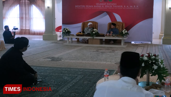 Menteri BUMN Erick Thohir saat berkunjung ke Ponpes Internasional Terpadu Asy-Syifaa Walmahmudiyyah di Pamulihan, Sumedang, Jabar, Sabtu (4/12/2021). (FOTO: Alan Dahlan/TIMES Indonesia)