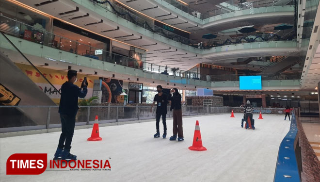 The kids enjoying their time playing at Grand City Surabaya ice rink. (PHOTO: Shinta Miranda/TIMES Indonesia)