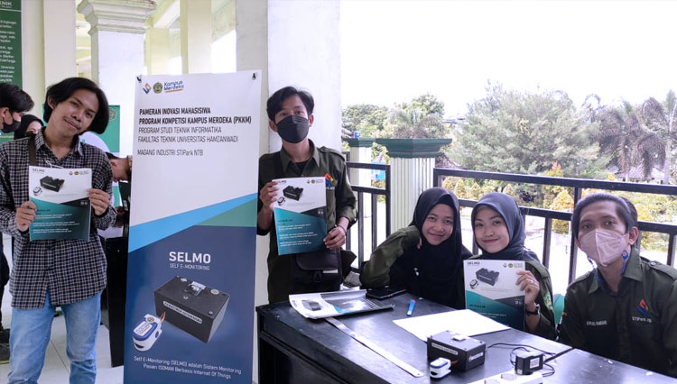 Mahasiswa Fakultas Teknik Universitas Hamzanwadi ketika memamerkan hasil karya di lokasi penempatan Program Kompetsi Kampus Merdeka. (FOTO: Humas Unham)