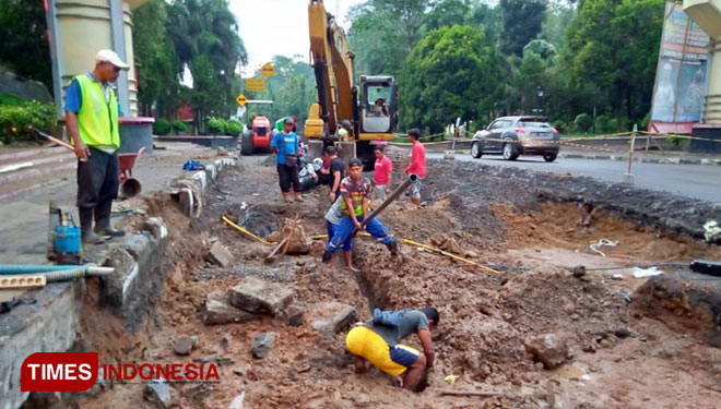 Ilustrasi - Perbaikan pipa transmisi PDAM. (FOTO: dok. Times Indonesia)