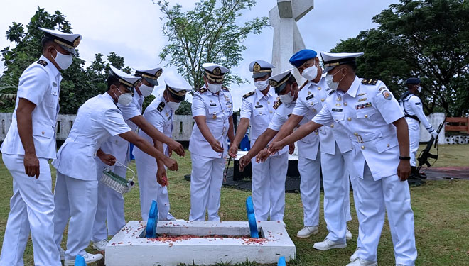 Danlanal Morotai Pimpin Upacara Ziarah Tabur Bunga pada HUT ke-76 Armada RI