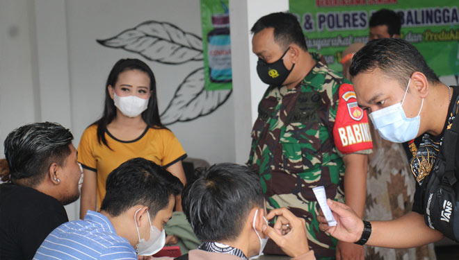 Vaksinasi tahap 2 di Cafe Warjau menjadi prioritas karena merupakan tempat banyak dikunjungi orang dan rentan terpapar Covid-19. (FOTO: Pendim 0702 Purbalingga for TIMES Indonesia)