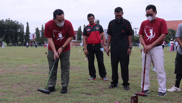 Bupati Blora Arief Rohman ikut bermain olahraga Woodball di tengah perhelatan Kejuaraan Kabupaten (Kejurkab) Blora Open 2021 di Lapangan Kridosono. (Foto: Firmansyah/TIMES Indonesia)