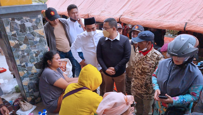 Ketua Gerindra Jatim Anwar Sadad saat mengunjungi Posko Penampungan Balai Desa Penanggal, Kecamatan Candipuro, Kabupaten Lumajang, Minggu (5/12/2021). (Foto: Dok. Gerindra Jatim)