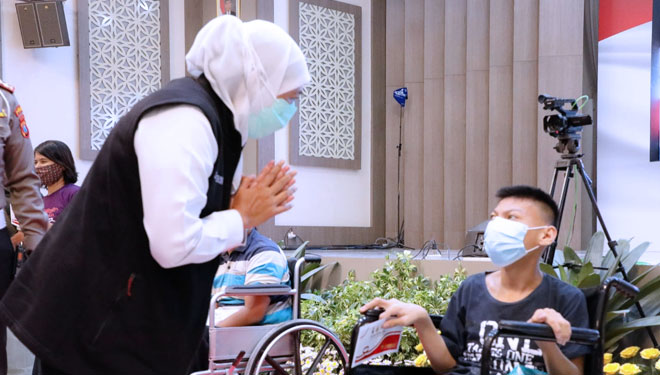 Gubernur Jatim Khofifah bersama penyandang disabilitas saat acara vaksinasi beberapa waktu lalu.(Dok.TIMES Indonesia) 