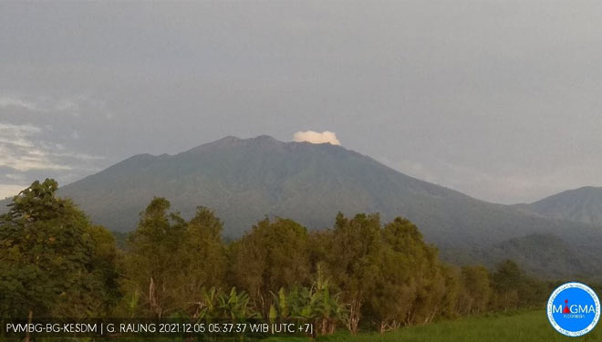 Gunung Raung Kembali Keluarkan Asap Putih setinggi 100 Meter dari Kawah