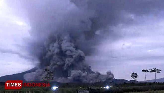 Gunung Semeru di Kabupaten Lumajang Jawa Timur yang mengalami erupsi kemarin sore. (FOTO: dok. TIMES Indonesia)