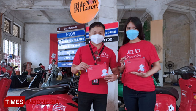 Market Manager JD.ID Jawa Timur & Bali Michael Ridwan Kohar (kiri) saat menghadiri Sunmori Ride Now Pit Later di LocaaHands Jalan Tunjungan Surabaya, Minggu (5/12/2021).(Foto : Lely Yuana/TIMES Indonesia)