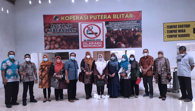 Pemkab Blitar menerima kunjungan Kerja Staf Ahli Kemasyarakatan dan SDM Pemkab Banyuwangi di Koperasi Putera Blitar Desa Dadaplangu Kecamatan Ponggok Kabupaten Blitar Jawa Timur, Sabtu (4/12/2021) kemarin. (Foto: Kominfo Kab Blitar)