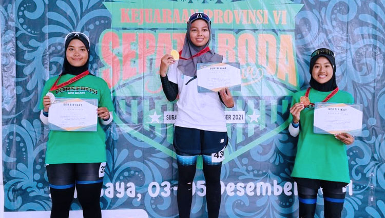 Atlet-atlet Porserosi Kabupaten Malang ketika naik podium Kejurprov VI Sepatu Roda. (Foto: Porserosi Kabupaten Malang for TIMES Indonesia)