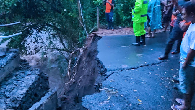 Salah satu ujung jembatan yang menjadi penghubung dua dusun di Desa Besuk Kecamatan Klabang Kabupaten Bondowoso ambruk. (FOTO: Dadan for TIMES Indonesia)