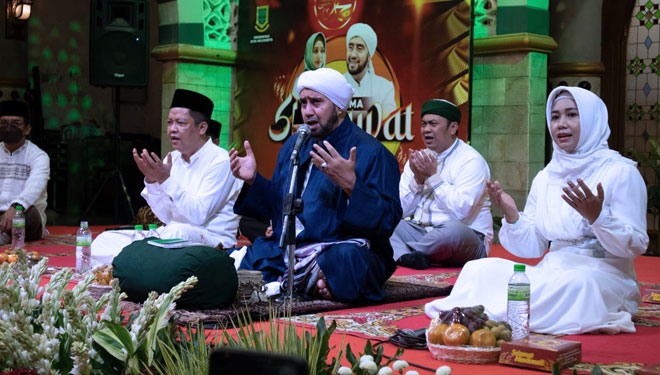 Foto: RELIGIUS: Shalawat akbar 3 tahun kepemimpinan Wali Kota Mojokerto Ika Puspitasari di Gedung Bustanul 'Asyiqin Majlis Ahbaabul Musthofa, Kelurahan Semanggi, Kecamatan Pasar Kliwon, Kota Solo, Sabtu (4/12/2021) (Dok. Humas Pemkot Mojokerto for T