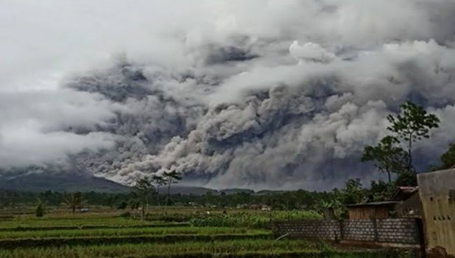 Ilustrasi erupsi Gunung Semeru. (FOTO: CNBC)