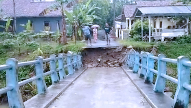 Jembatan Penghubung Desa di Pangandaran, Jawa Barat Amblas