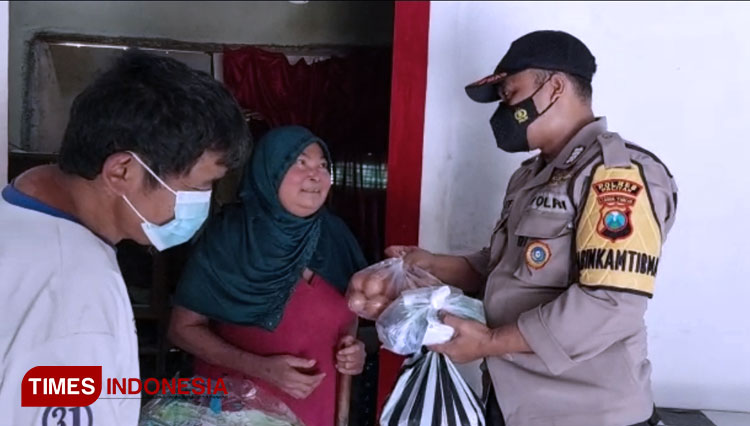 Keluarga Ngadenan Hidup Memprihatikan, Pak Bhabin Turun Tangan Beri Bantuan