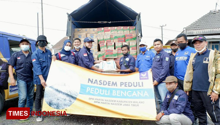 DPD NasDem Kabupaten Malang ketika memberikan bantuan bagi Korban Gunung Semeru Meletus. (Foto: NasDem Kabupaten Malang for TIMES Indonesia)