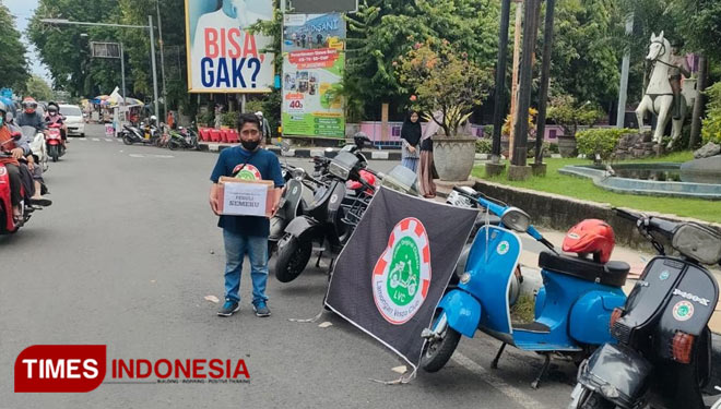 Anggota Lamongan Vespa Club (LVC) saat melakukan aksi social Peduli Semeru dengan menggalang dana di beberapa titik perempatan di Lamongan, (Foto : LVC for TIMES Indonesia)