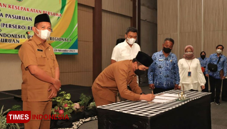 Pemkot Pasuruan menandatangani MoU dengan PT Pelabuhan Indonesia (Pelindo) Regional 3 tentang pengembangan kawasan Pelabuhan Kota Pasuruan. (FOTO: AJP TIMES Indonesia)