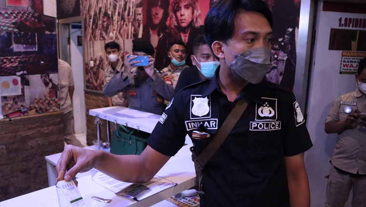 Anggota Satnarkoba Polres Majalengka menunjukan hasil tes urin salah seorang pengunjung karaoke yang positif narkoba saat Operasi Antik Lodaya 2021. (Foto: Humas Polres Majalengka for TIMES Indonesia)