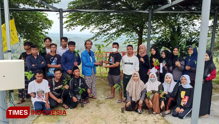 Pergerakan Mahasiswa Islam Indonesia (PMII) Komisariat Bambu Runcing menghijauakan Taman Wisata Bukit Kunci Desa Bangoan Kecamatan Jiken Kabupaten Blora. (Foto: Firmansyah/TIMES Indonesia)