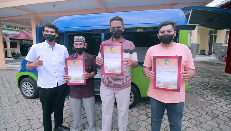 Pelaku usaha tunjukkan NIB yang telah diurus setelah petugas DPMPTSP melakukan jemput bola. (FOTO: Diskominfo Kabupaten Kediri)